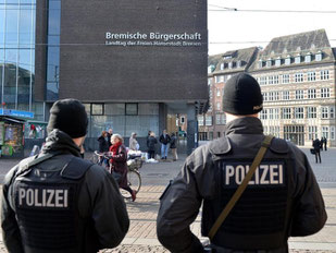 Polizisten patrouillieren in der Bremer Innenstadt. Foto: Carmen Jaspersen