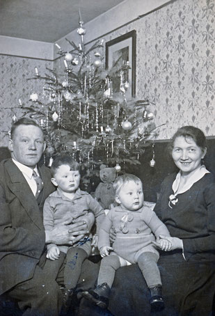 Weihnachten 1932: Peter und Paula Kersting mit ihren Kindern Anton und Rudolf in ihrer Wohnung in Eslohe