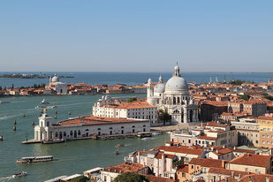 Venedig von oben mit Blick aufs Meer
