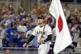 WBC　日本対米国の決勝　日の丸を掲げる大谷