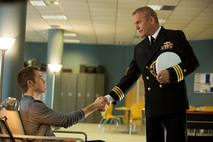 Kevin Costner tend la main à Chris Pine (©Paramount Pictures)
