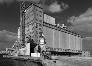 Alter Getreidespeicher im Hafen von Antwerpen. PC-E Nikkor 24 mm, 1:3,5 D ED, NIKON D4, ISO 200, 1/80 Sek., Blende 16. Foto: Dr. Klaus Schoerner