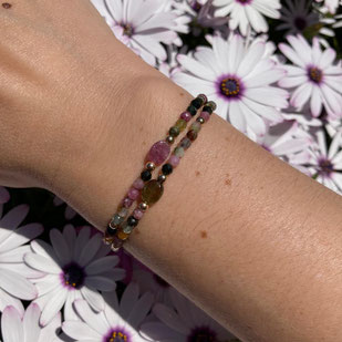 Cette image représente un bracelet en pierres semi précieuses