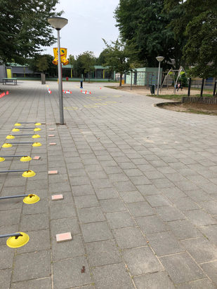Bewegend leren werkvorm parcours voor rekenen, spelling, werkwoordspelling, topo, taal, geschiedenis, aardrijkskunde, woordenschat enz. Inspiratie en ideeën om eenvoudig bewegend en spelend leren vorm te geven.