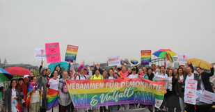 Startplatz Nr. 8: „Hebammen für Demokratie und Vielfalt“