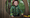 Kleines Kind mit Helm klettert durch ein rundes Holzfenster im CLIMB UP! - KIDS-Park