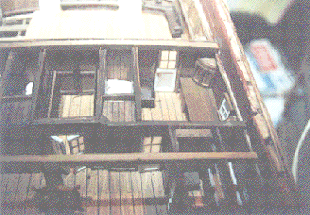 プープデッキを取り外すとその下には艦長、航海士の私室と奥には艦長公室を見ることができる。