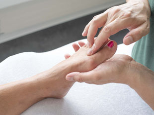 manuelle Lymphdrainage Behandlung mit Kompression