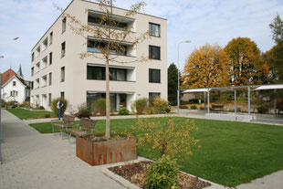 Pergola, Schatten, Sitzbank, Rasenfläche, Pflanztrog aus Stahl