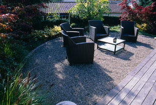 Loungemöbel, Kies im Garten, Holzdeck, 
