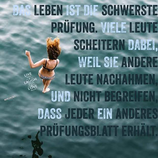 Bild: Frau springt ins Wasser