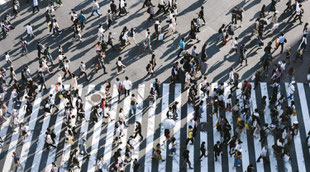 Nombreux passants traversant un passage piétons