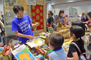 民芸品の販売、民族衣装の試着なども楽しめます。