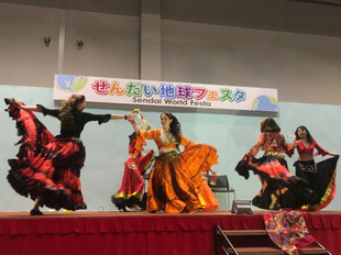 世界の民族舞踊など、楽しいステージ発表も。