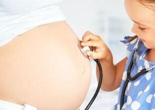 Schwangerschaftsdiabetes, Schwangere mit Diabetes wird durch Kind abgehört