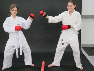 Engen, Zwei Schüler im Karate Anzug stehen vor der Kamera und zeigen die Kampstellung. Stark und Selbstbewusst. Selbstverteidigung. 