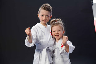 Kinder Karate in Engen, Kinder im Karate Anzug Technik, Gelber Gürtel, Spaß, Selbstbewusst. Starke Kinder. 