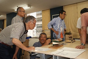 持参模型を前に意見交換 する受講者