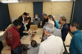 製作中の模型を使って説明する講師と取り巻く受講者