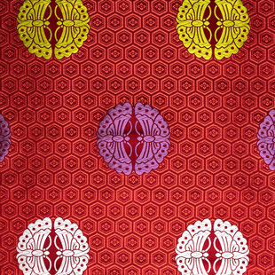 京都浮織織（赤地赤亀甲地紋に三色向蝶小紋）
