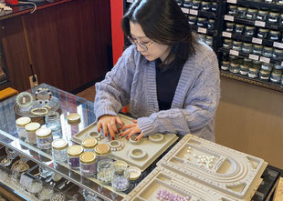 ブレスレット作成はスタッフとお客様で話し合いながら