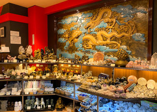 当店だけの大きな五爪龍が出迎えます