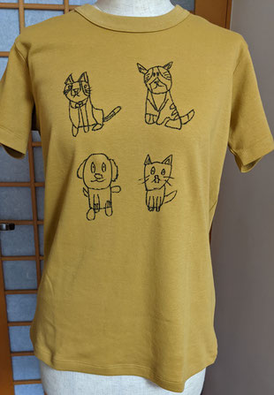 猫や犬の絵が描かれたTシャツ