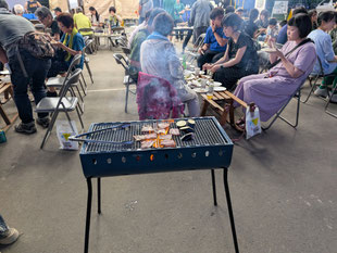 バーベキュー肉焼いてます