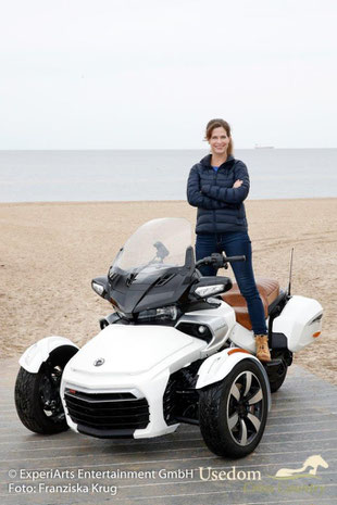 Schauspielerin Ursula Buschhorn auf einem Spyder von Can Am, vor der Ostsee als Kulisse.    Foto: Franziska Krug