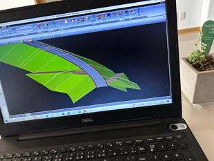 ICT事業の例。パソコンに工事の3Dモデリングが表示されている