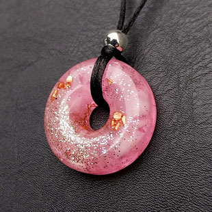 Orgonit Anhänger Donut, rosa mit Bergkristall| Edelstein Heilstein Schmuck