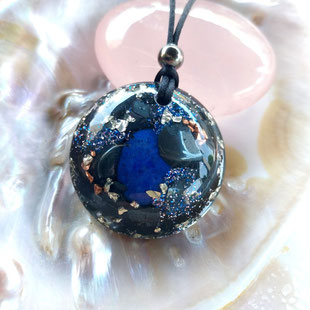 Energetischer Orgonit Energie-Anhänger mit Lapislazuli | Edelstein Heilstein Schmuck