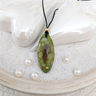 Orgonit Anhänger in grün mit Serpentin-Jade, Peridot und einem Engelsflügel | Edelstein Heilstein Schmuck