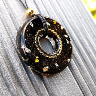 Orgonit Anhänger Donut Schutz mit Tensorring aus Messing | Edelstein Heilstein Schmuck