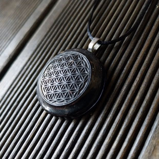 Energetischer Orgonit Relief Anhänger Blume des Lebens schwarz | Edelstein Heilstein Schmuck