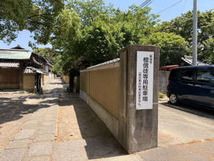 If you are visiting by car, please park in the Shofukuji Temple Parking Lot.