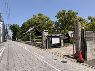 Enter through the gate of Shofukuji Temple, which you will see on your right.