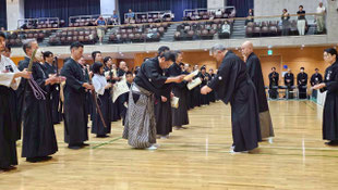 入賞すると、高段位の先生方から賞状が授与されます