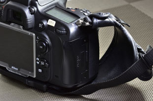 Nikon製D610のSDカードの挿入スロット(2):閉じた状態