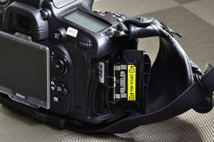 Nikon製D610のSDカードの挿入スロット(1):開いた状態
