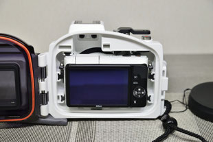 Nikon WP-N2にカメラを入れて蓋を開けたままの状態