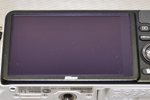 Nikon 1 S1の背面液晶:フィルム装着後