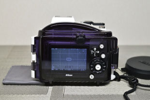 Nikon WP-N2にカメラを入れて蓋を閉じ、カメラの電源を入れた状態