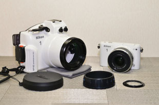 Nikon WP-N2とその付属部品と、Nikon 1 S1(レンズ装着状態)
