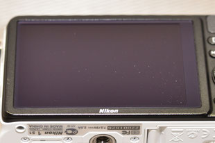 Nikon 1 S1の背面液晶:フィルム装着前