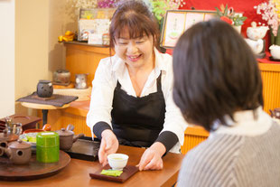 八女美緑園製茶店内での接客風景