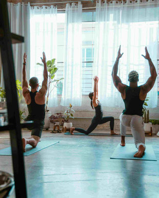 Yoga Teacher Training im Vinyasa Yoga in Zürich Oerlikon. Weiterbildungen in Meditation und Seniorenyoga. 