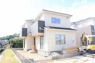住所の新築一戸建て分譲住宅の外観 物件詳細ページにリンク