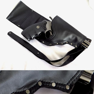 pistolenhalter-aus-schwarzem-pferdeleder-und-gunmetall-nieten