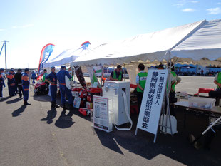 第37回静岡県消防操法大会で消防団員へ商品説明